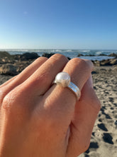 Cargar imagen en el visor de la galería, Anillo Perla mediana
